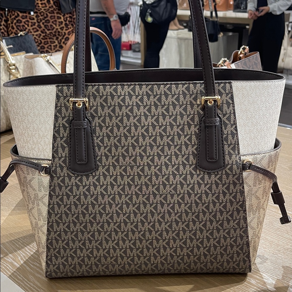 MICHAEL KORS Voyager Lg Color-Block Metallic Signature Logo EW Tote
Brown
NWT - Picture 11 of 16